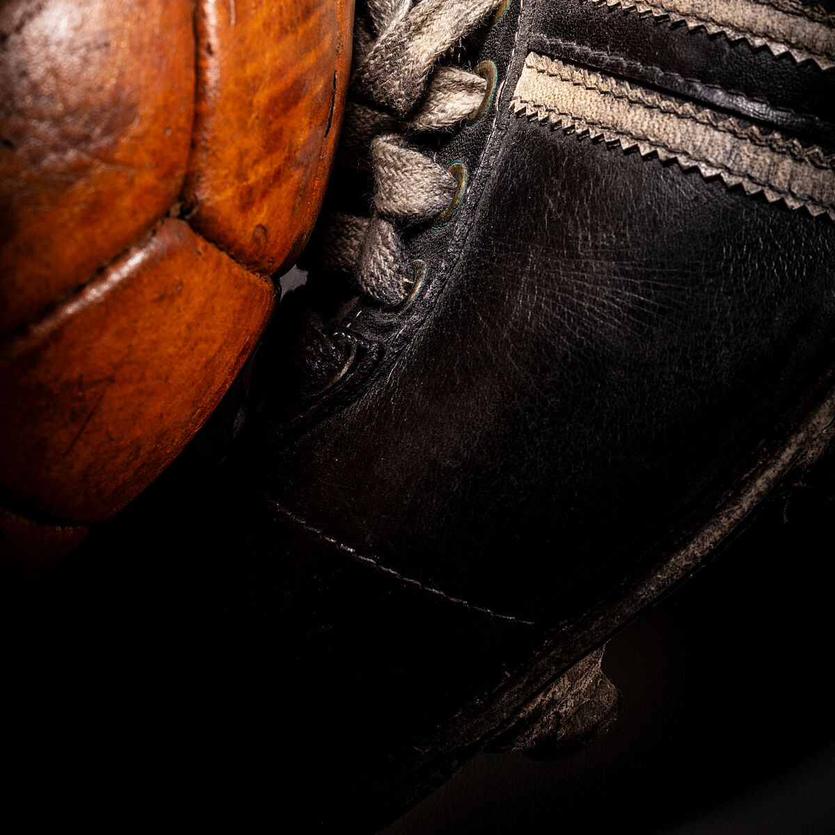 Bota adidas Schuss de 1949 golpeando un balón ALLEN FFF de 1957