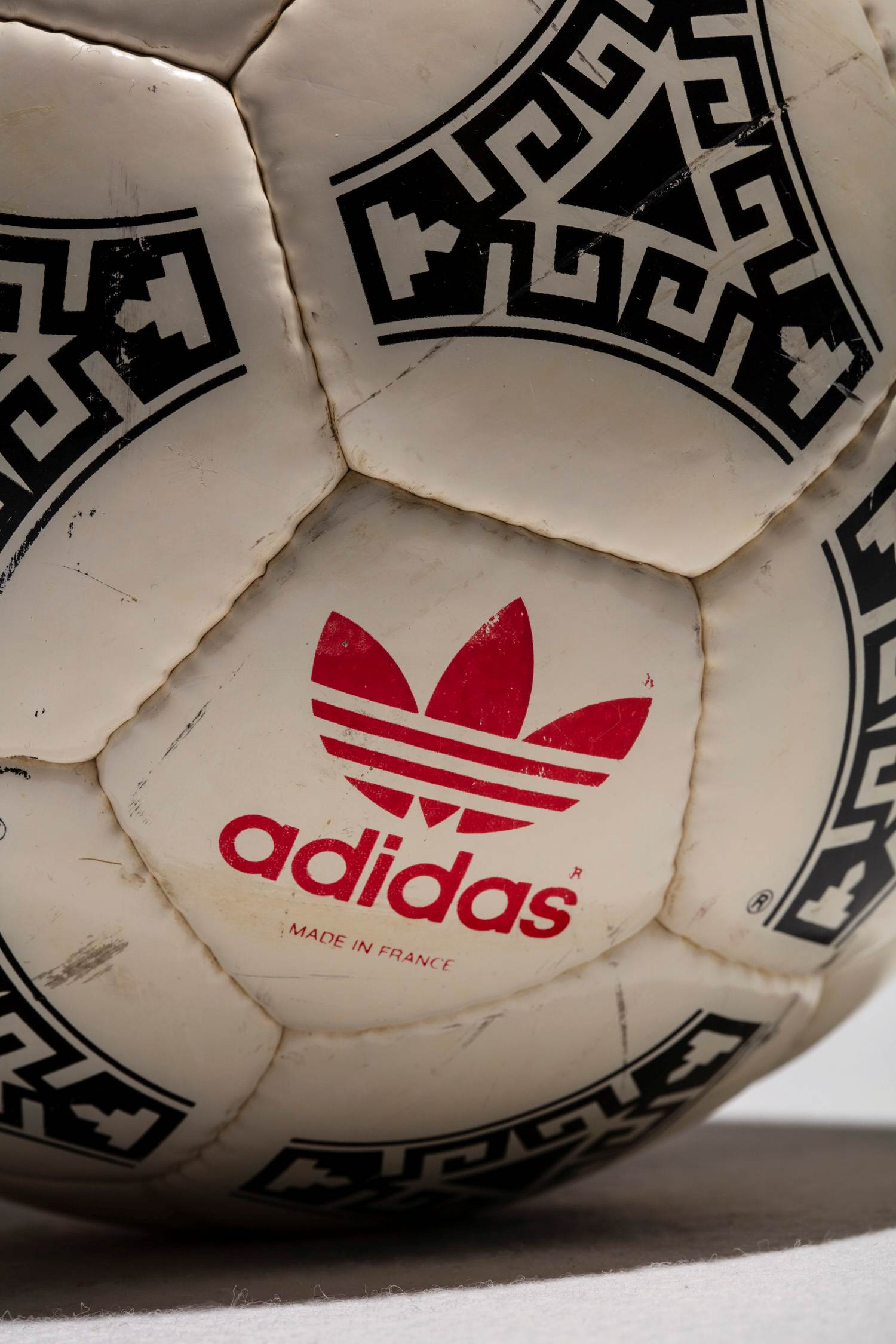 Logo flor adidas en color rojo y made in france