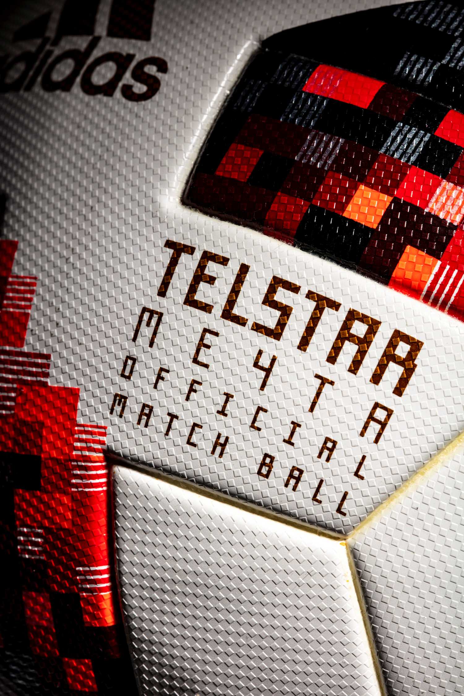 Vista lateral del balón con inscripción del modelo Telstar Metcha Official Match Ball