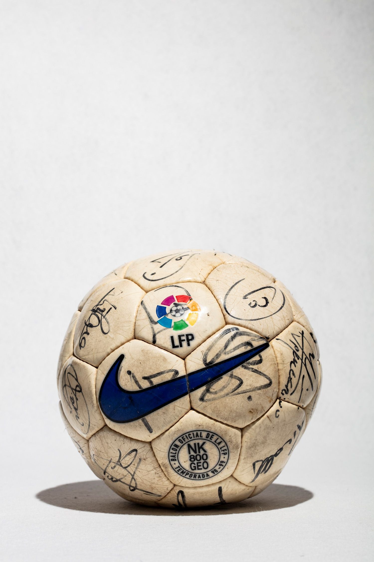 Vista frontal del balón oficial nike 800 GEO usado y firmado por el FC Barcelona de la temporada 98/99