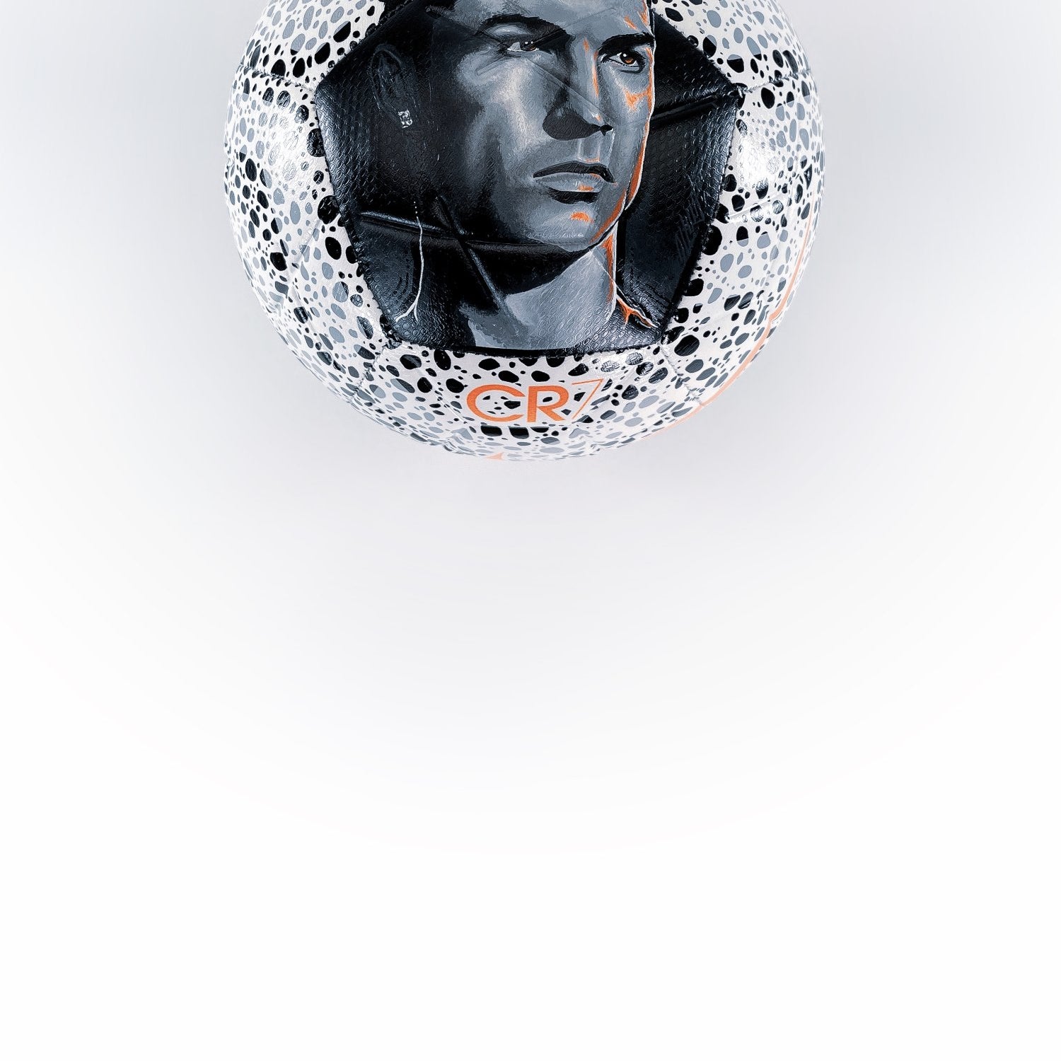 Retrato de Cristiano Ronaldo pintado a mano con acrílico sobre un balón oficial Nike CR7 "Safari Pack", talla 5.