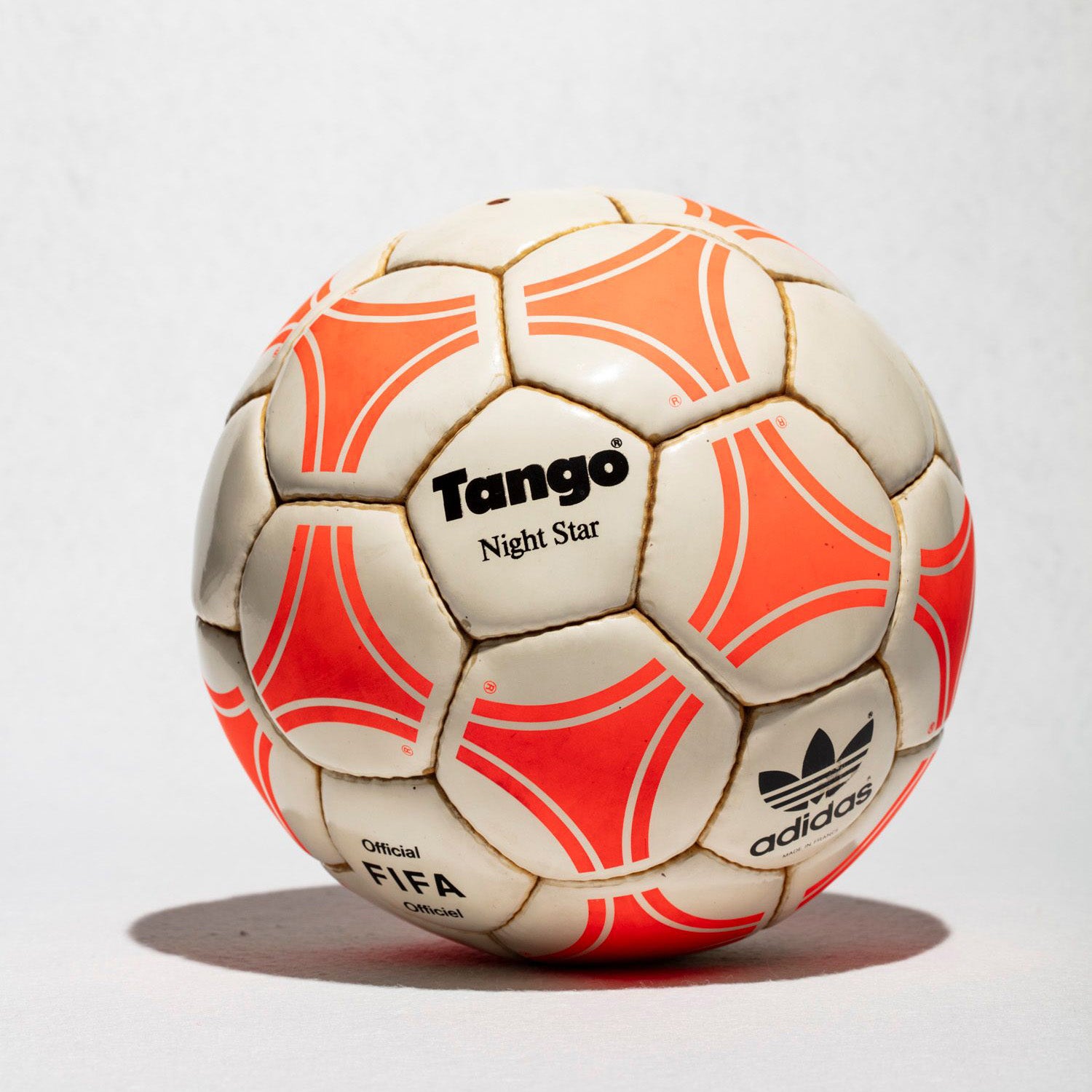Vista frontal, modelo Tango Night Star Official FIFA