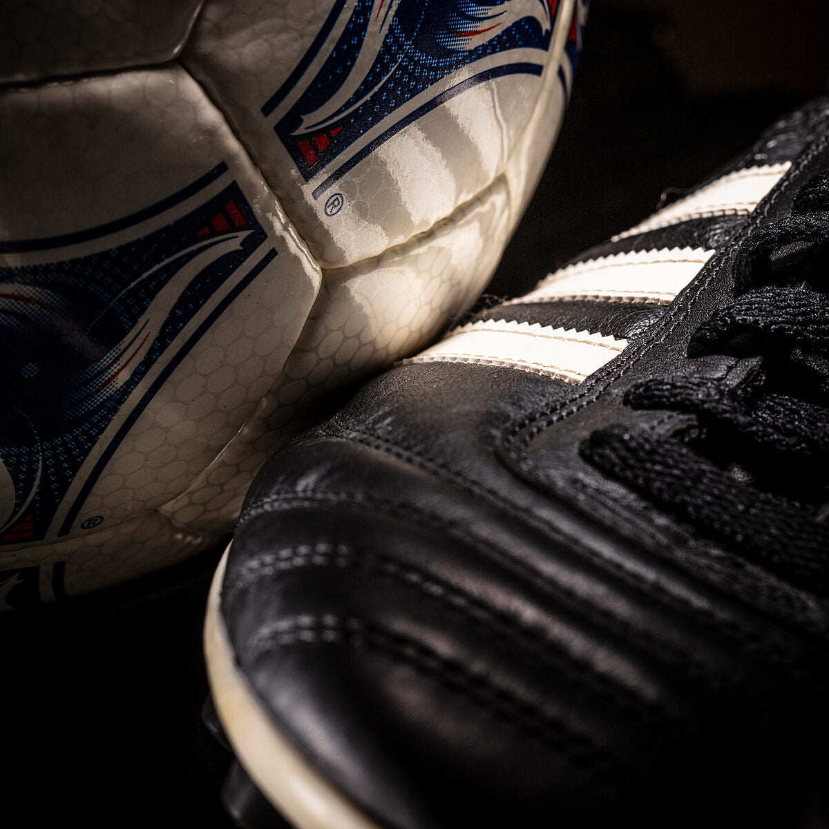Vista del balón Tricolore y una bota Copa Mundial de 1998