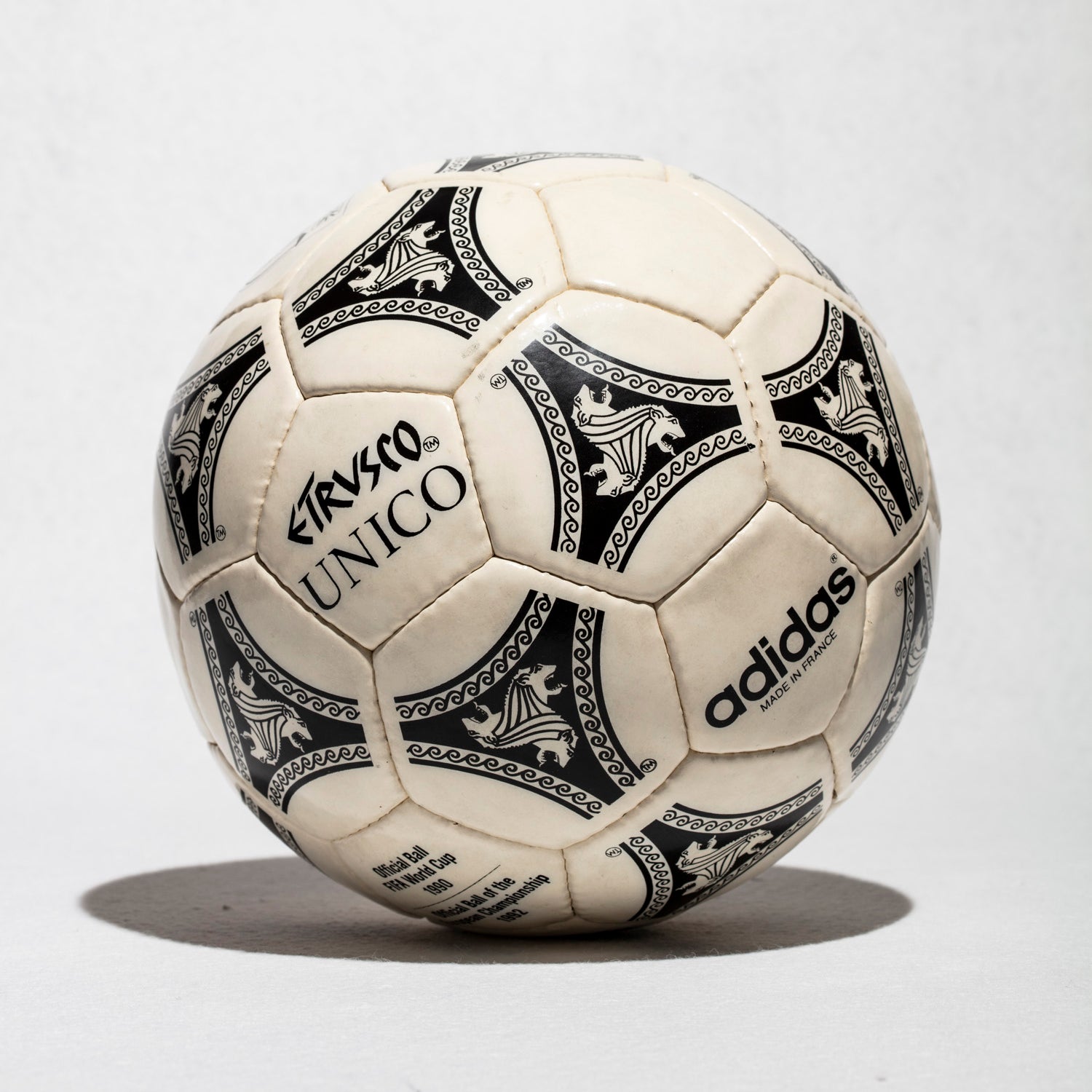 Vista completa del balón Etrusco Unico 1992 TM