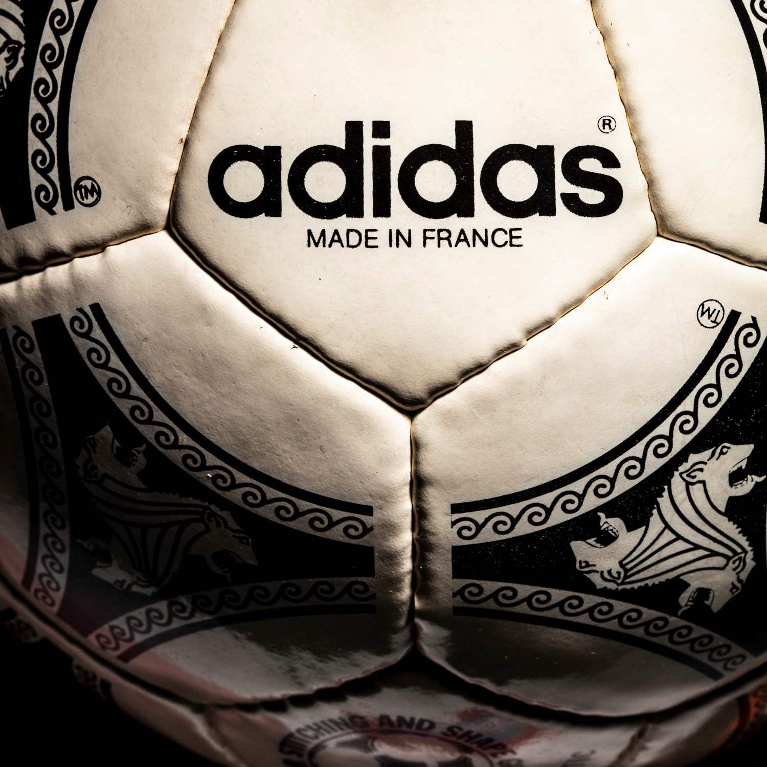 detalle del logo adidas sin presencia de la icónica flor.