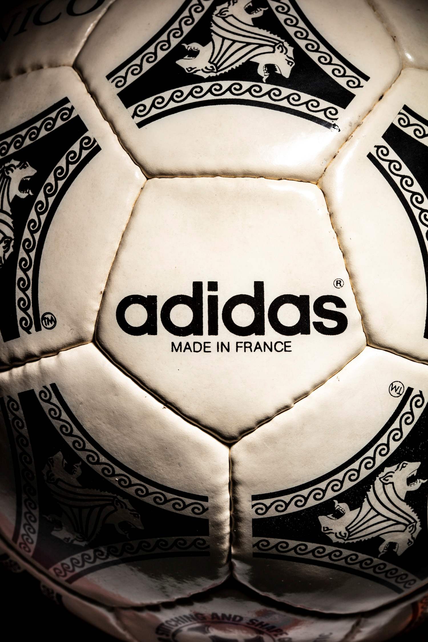 detalle del logo adidas sin presencia de la icónica flor.