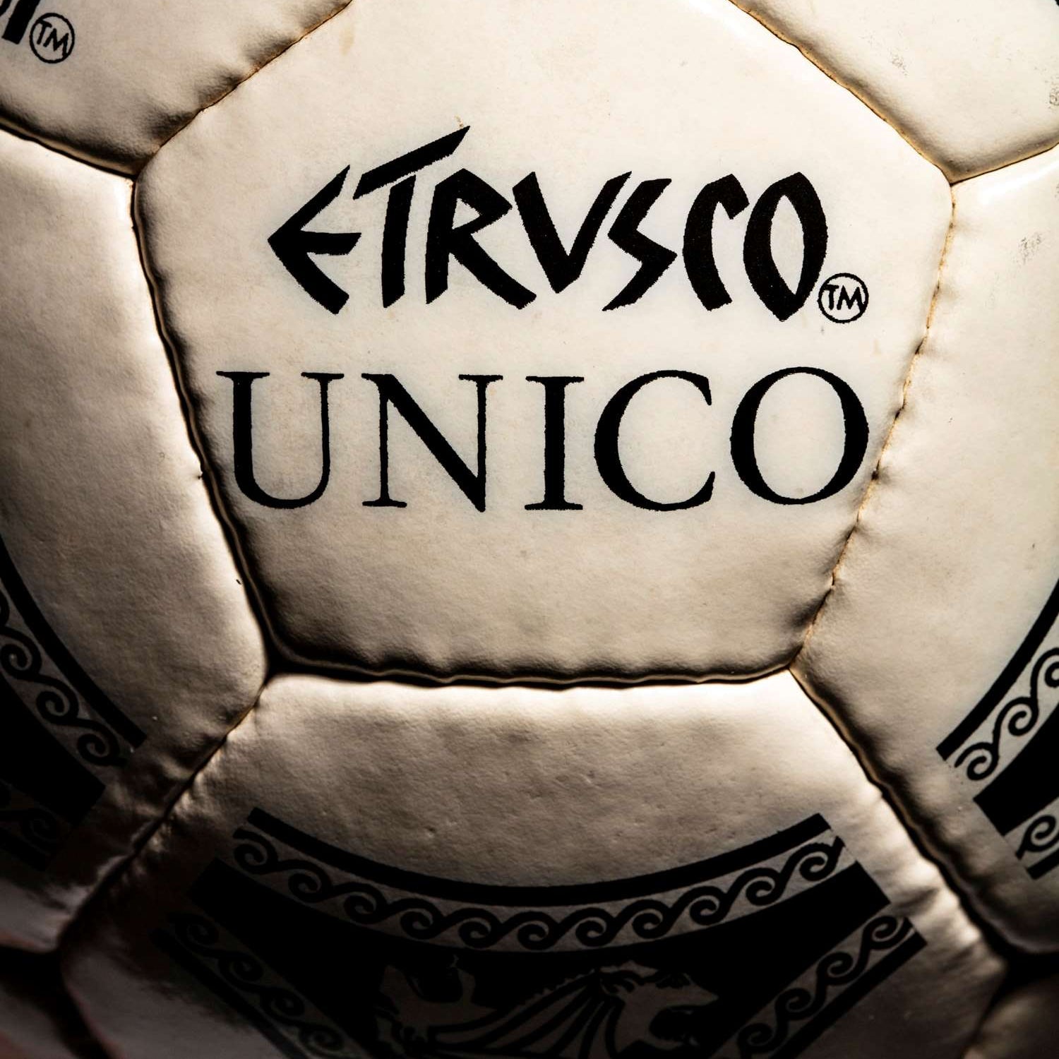 Plano detalle de la serigrafía Etrusco Unico TM