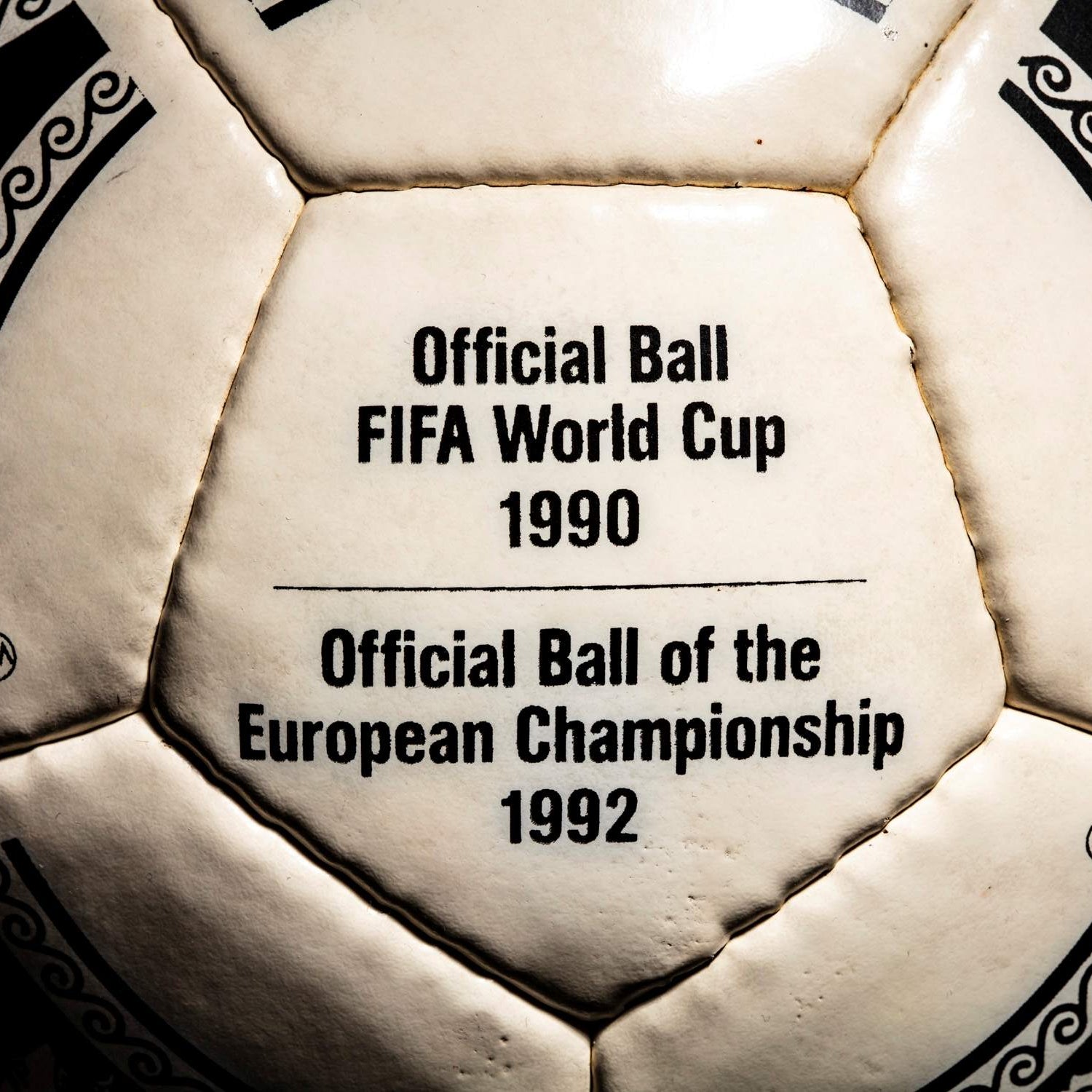 Plano en zoom del panel con inscripción Official Ball FIFA World Cup 1990 y European Championship 1992