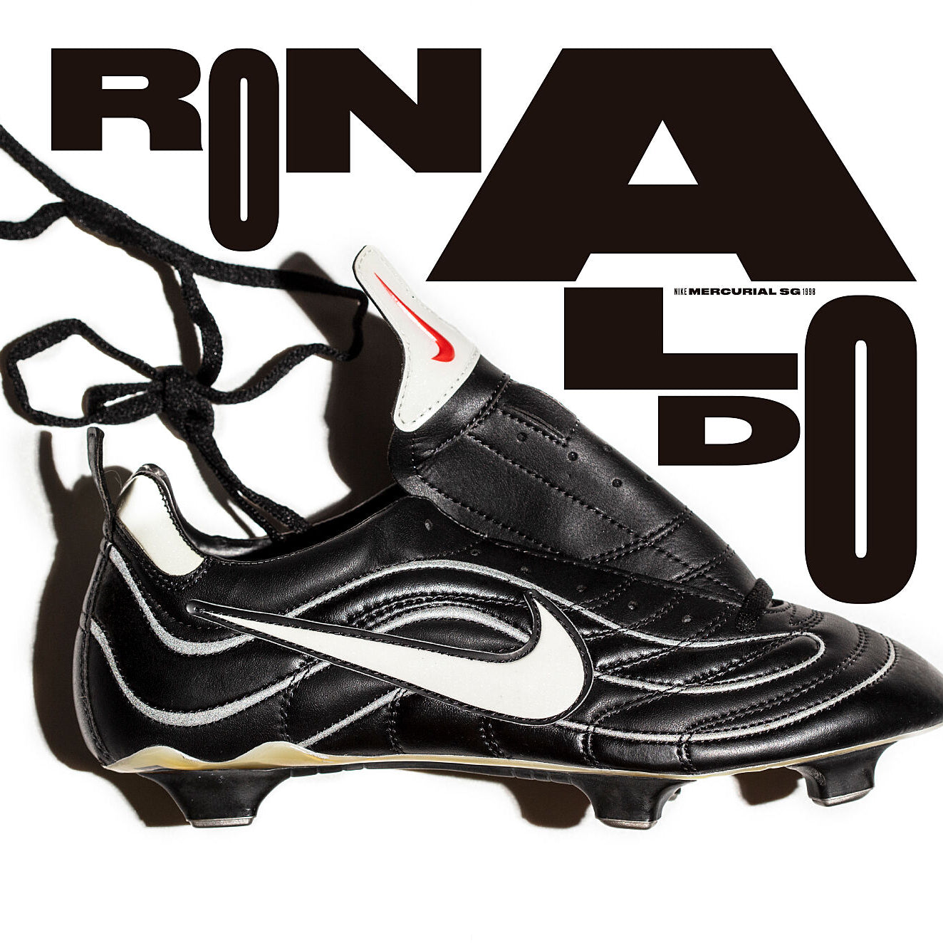 Fotografía de la Nike Mercurial 98 con tipografía del diseñador canadiense Tom Brown