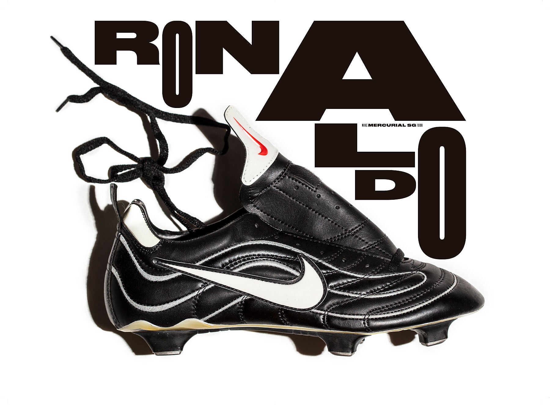 Fotografía de la Nike Mercurial 98 con tipografía del diseñador canadiense Tom Brown