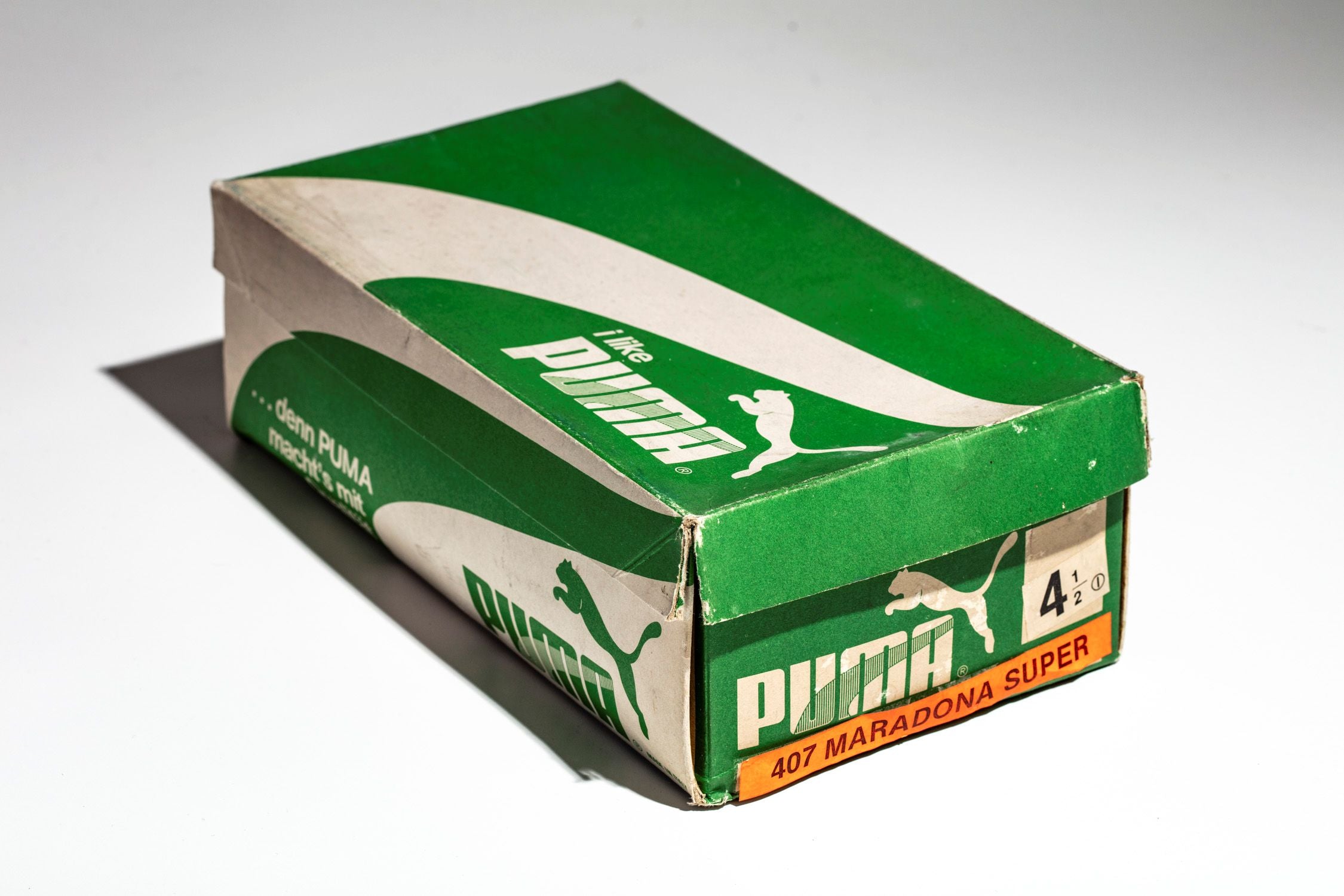 Vista de la caja original en buen estado, conserva la etiqueta de la referencia 407 MARADONA SUPER y la talla 4 1/2. Talla 38