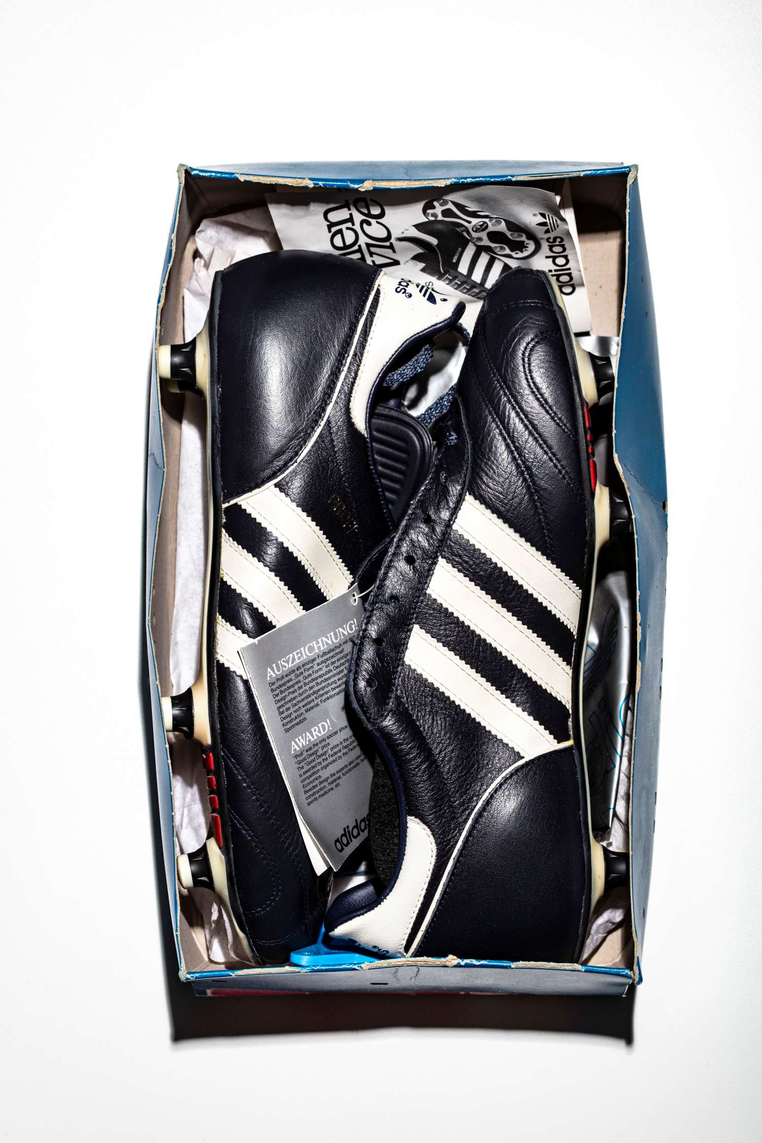 Imagen de un par de adidas PROFI de 1984 fabricadas en west Germany, dentro de su caja original. Conserva etiquetas y llave de recambio.
