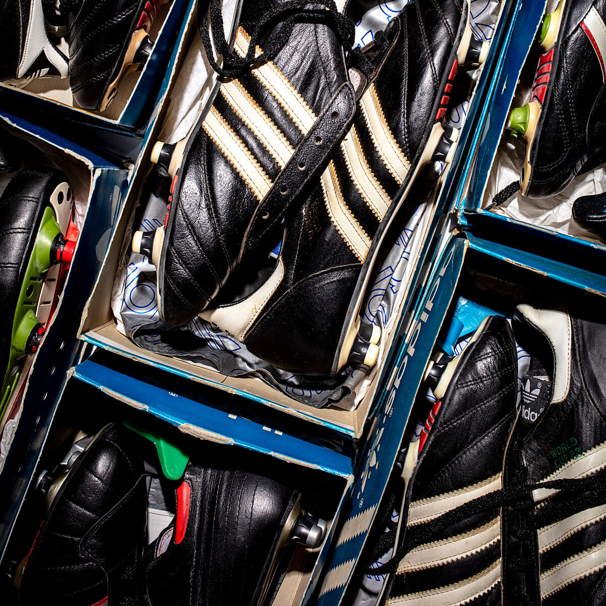 Un grupo de botas adidas de los años dentro de sus cajas originales.