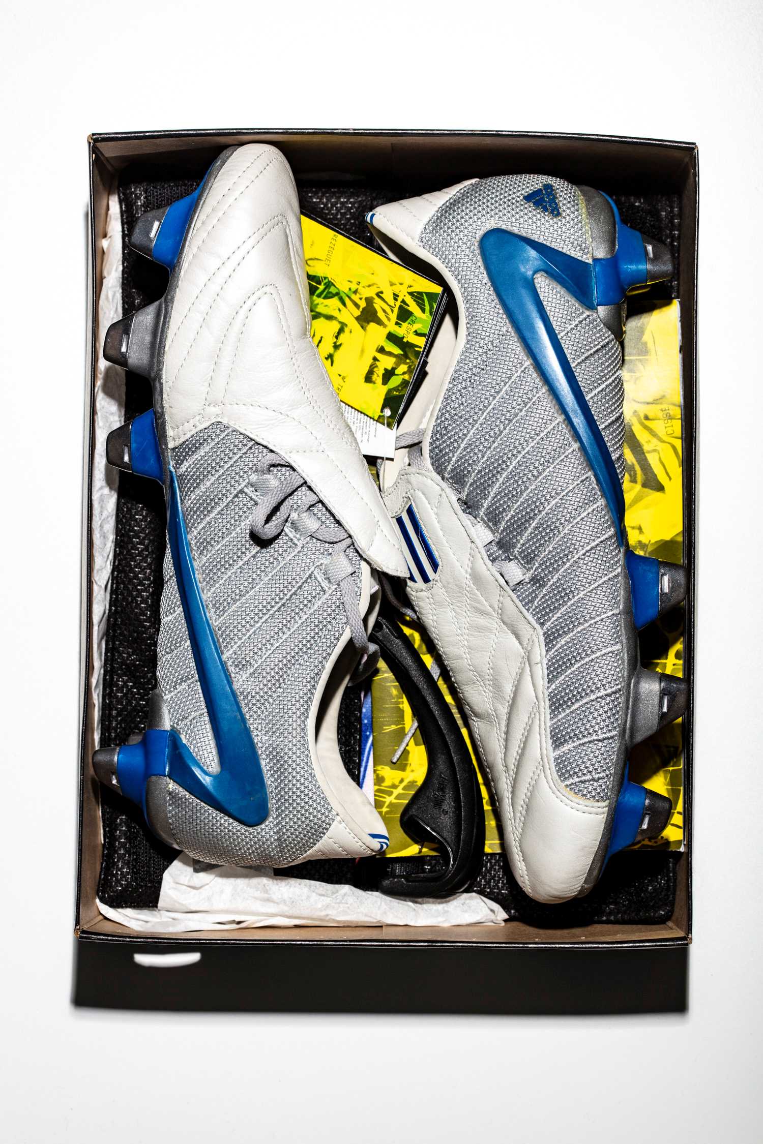 Imagen de las botas adidas F50 de primera generación año 2004 dentro de su caja original y todos los accesorios.