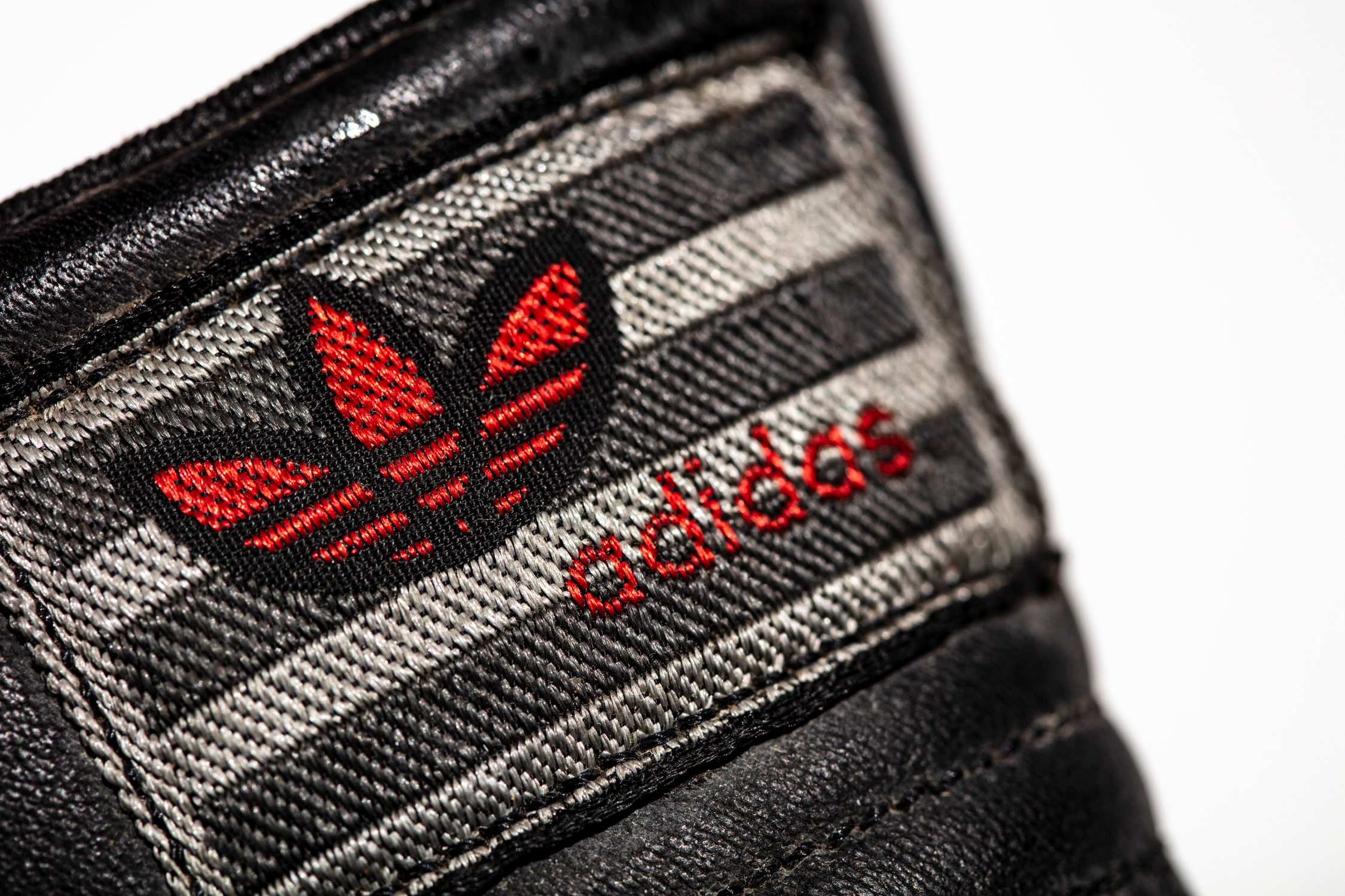 Detalle de la etiqueta adidas de la lengüeta.