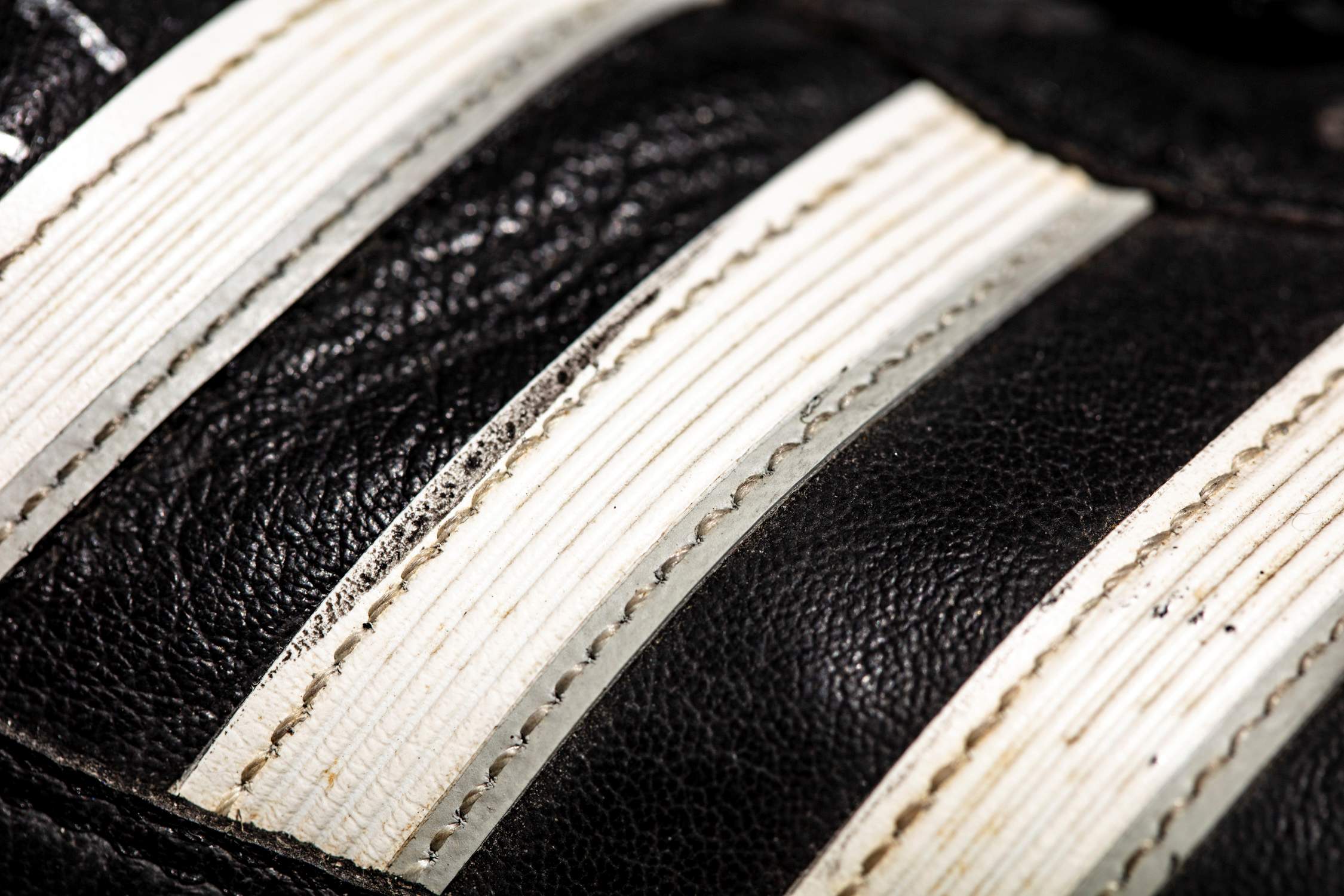 Plano de las tres bandas adidas en color blanco y gris.