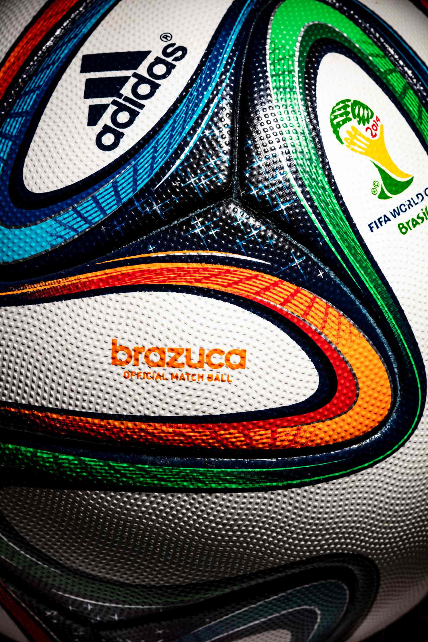 Vista lateral donde se aprecia el logo adidas, modelo brazuca official matchball y logo oficial FIFA World Cup 2014