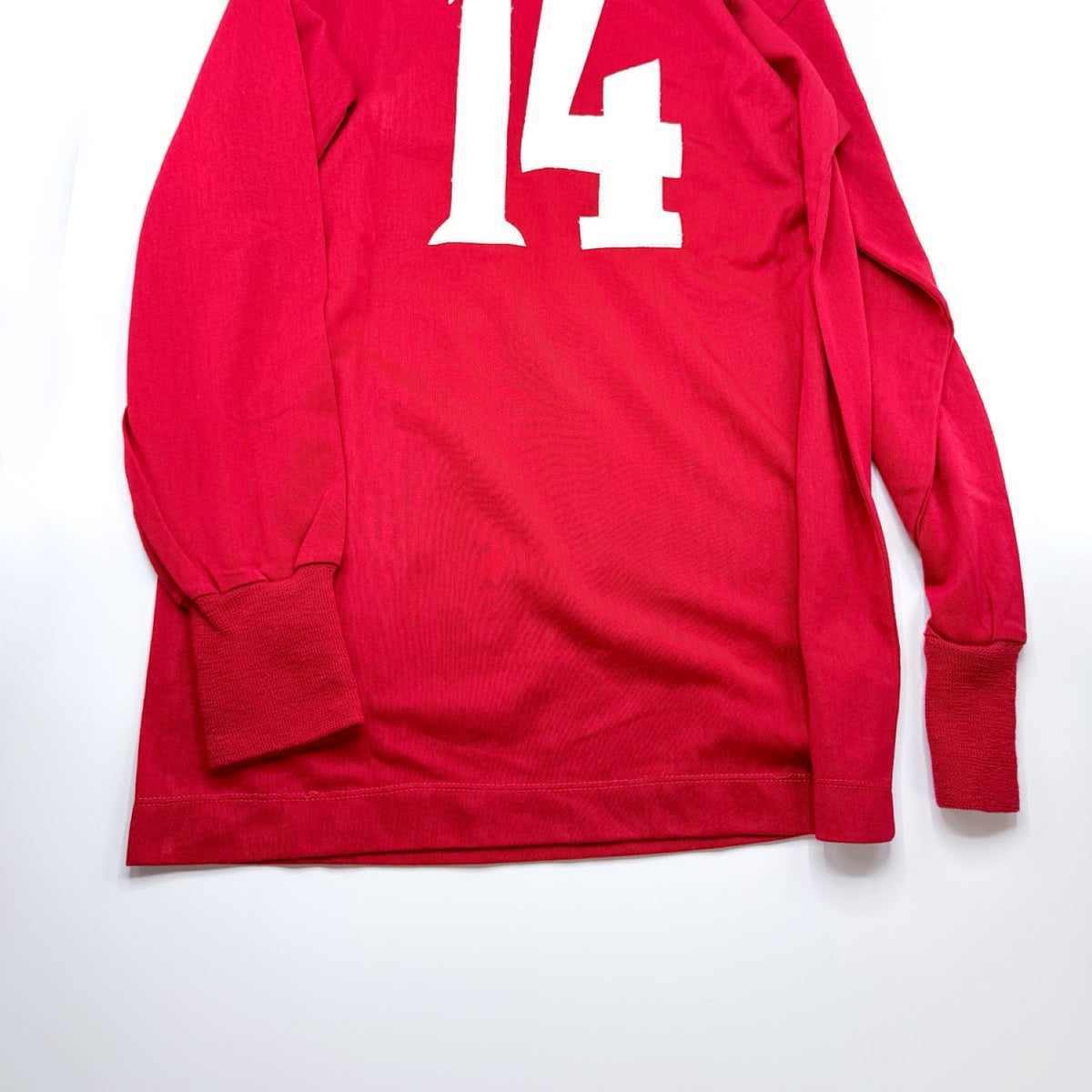 Plano general con vista anterior de la camiseta con dorsal 14. Excelente estado