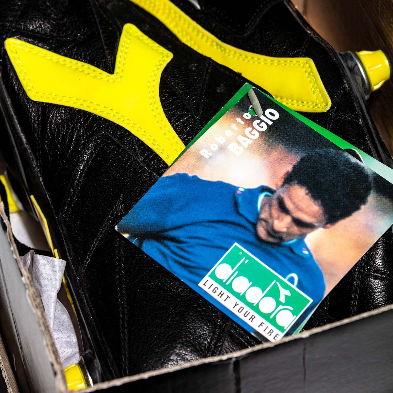 Vista del par de botas dentro de su caja original, excelente estado de conservación.