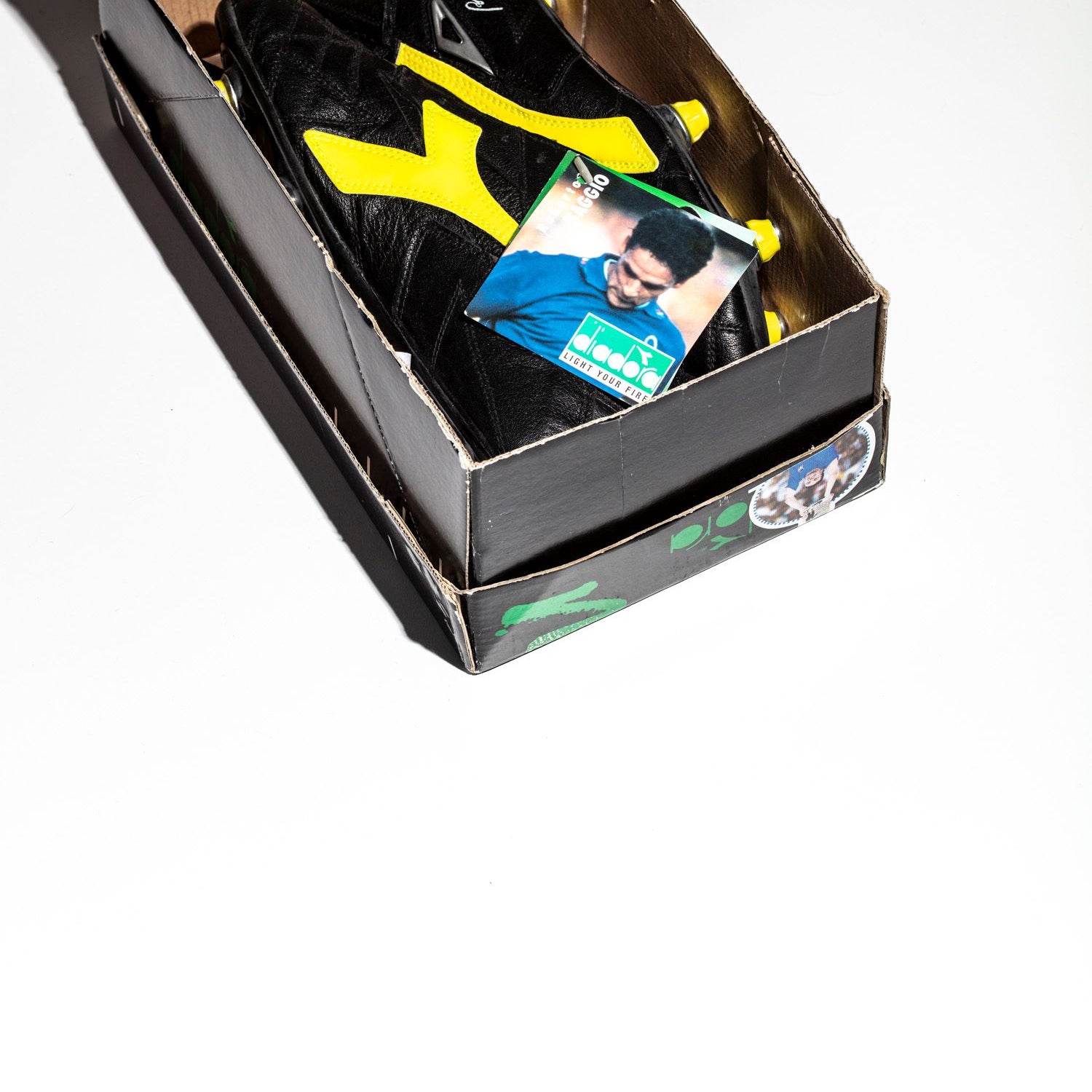 Plano cenital del par de botas Diadora Match Winner de Roberto Baggio dentro de su caja original.
