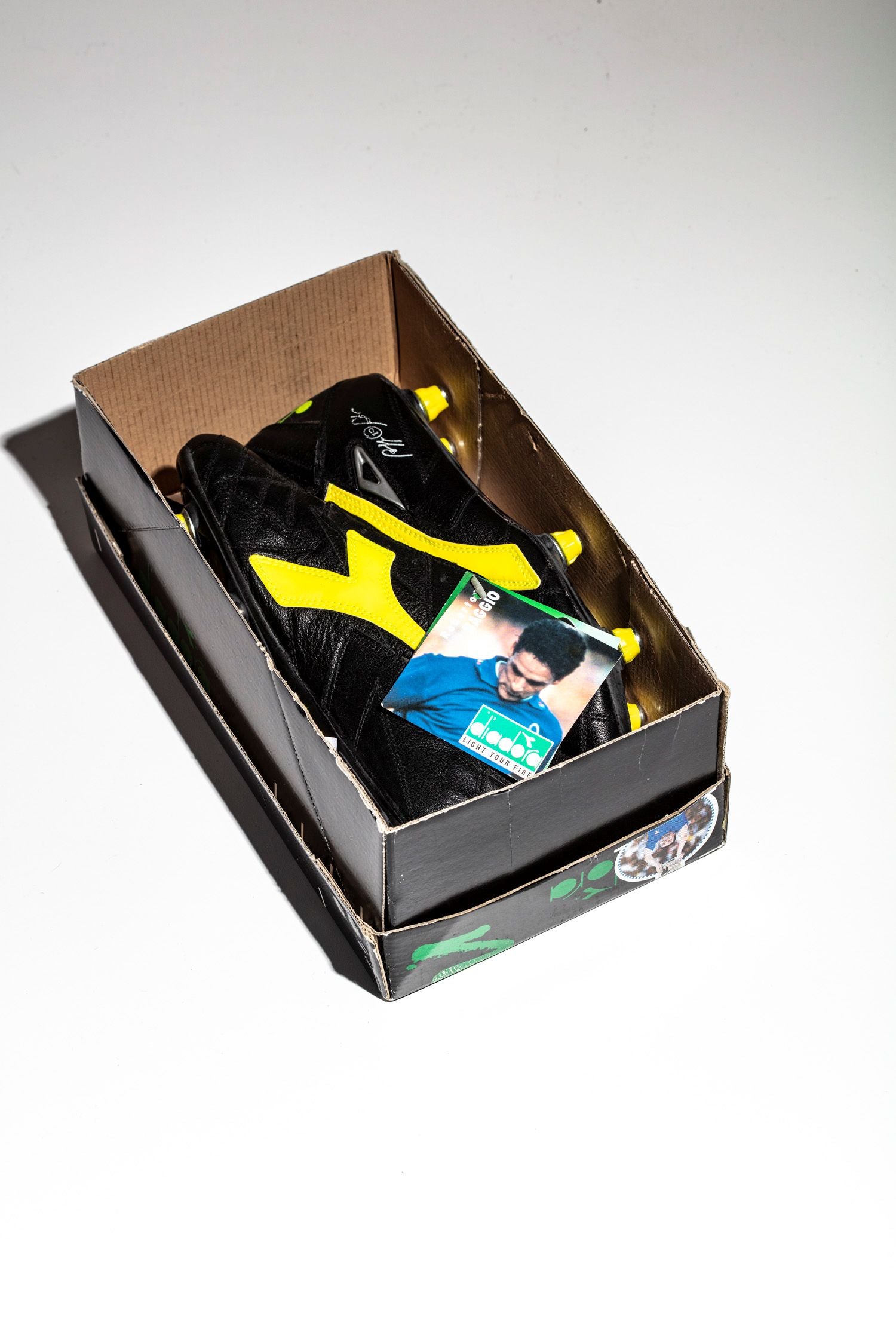 Plano cenital del par de botas Diadora Match Winner de Roberto Baggio dentro de su caja original.