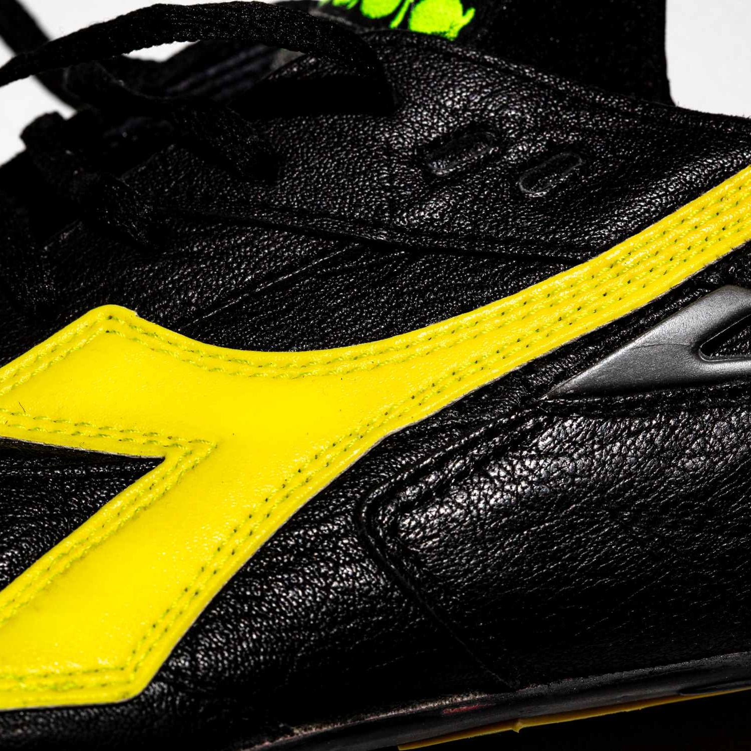 Vista lateral del logo amarillo de la bota izquierda. Excelente vista de la piel de canguro que usó Diadora.