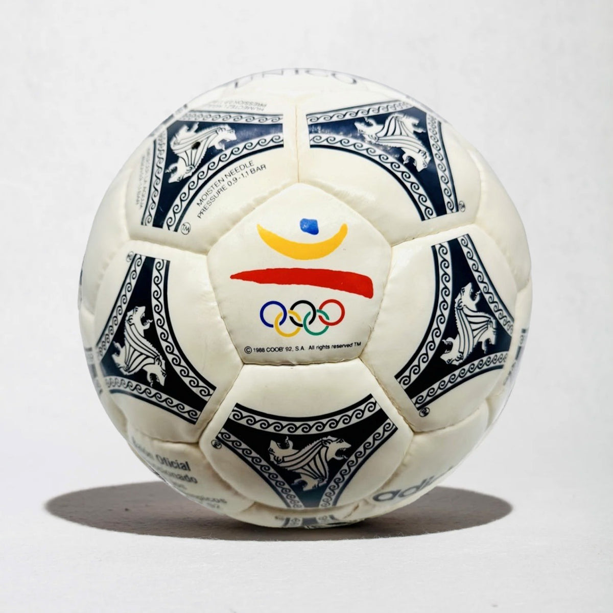 Vista frontal con el panel del logo oficial de los JJOO de Barcelona 92.
