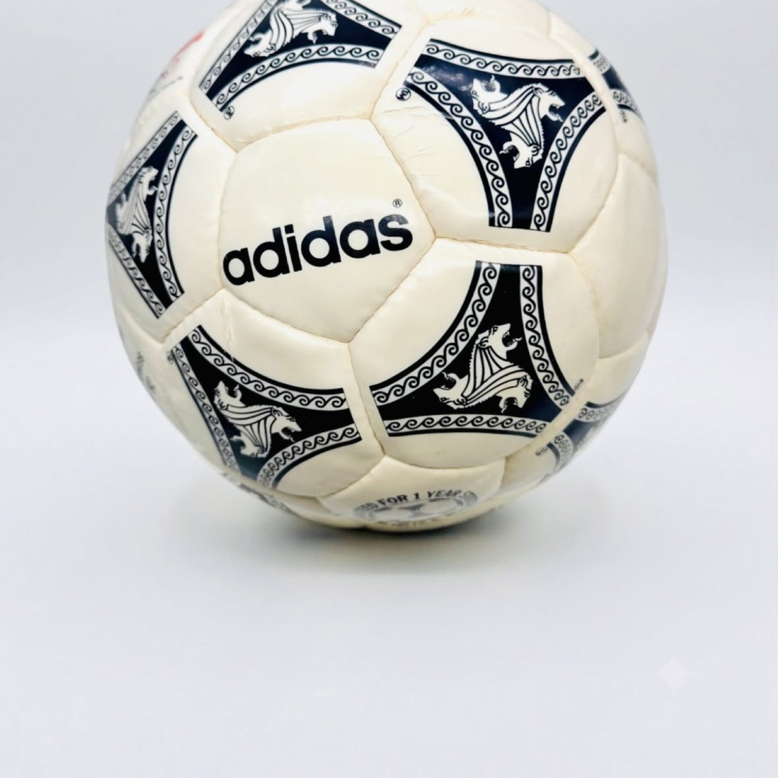 Vista del panel de la marca adidas, uno de los paneles presenta unas grietas superficiales