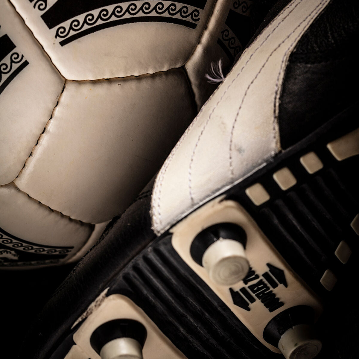Detalle de una bota izquierda Puma KING con suela Duoflex Zone y el mítico balón adidas Etrusco Unico oficial del mundial Italia 90.