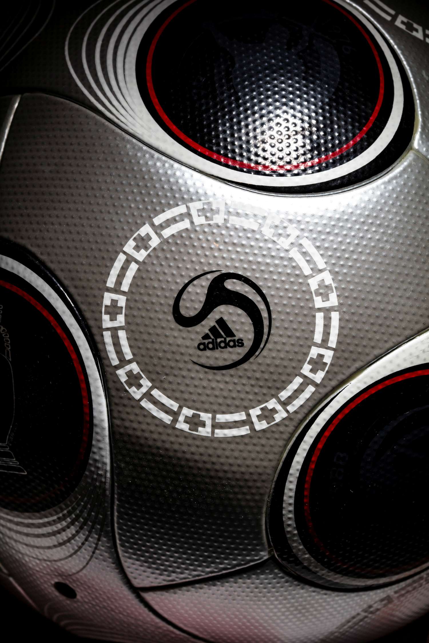 Logotipo oficial del torneo, balón adidas y banderas de los organizadores Austria Suiza.