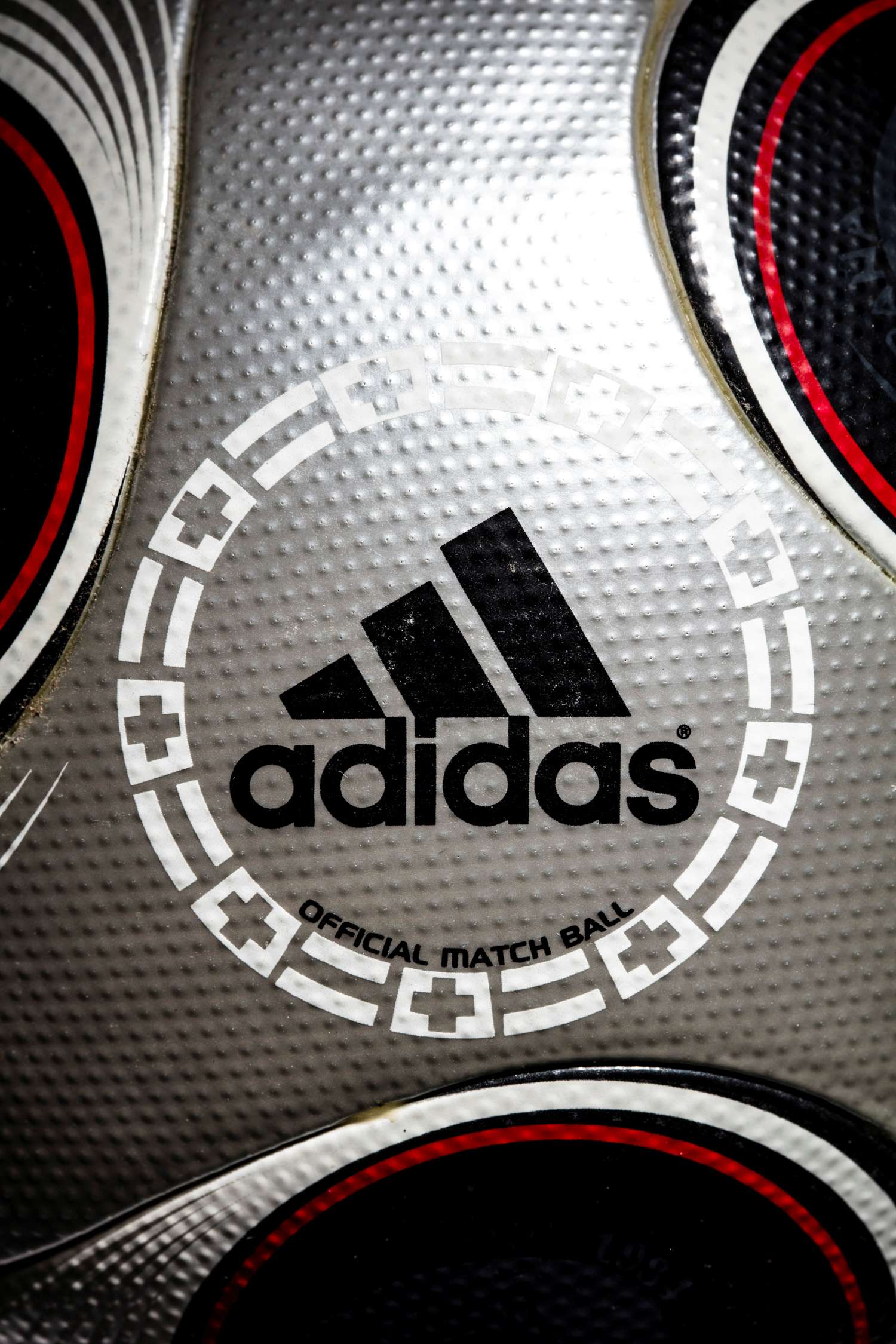 Fotografía del detalle del logo adidas y la leyenda official match ball