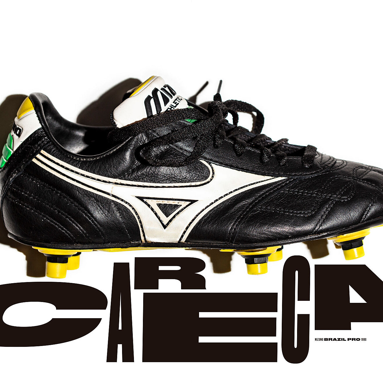 Bota derecha Mizuno Brasil Pro. Tipografía del diseñador canadiense Tom Brown.