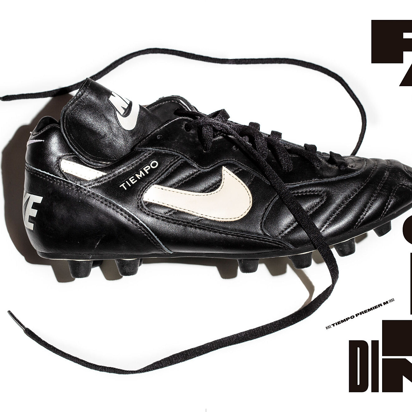 Vista de Bota derecha Nike Tiempo Premier de 1993. Tipografía diseñada por el canadiense Tom Brown.