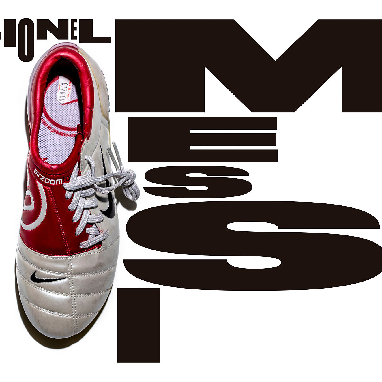 Vista cenital de la bota izquierda Nike air zoom Total 90. Tipografía del diseñador canadiense Tom Brown.
