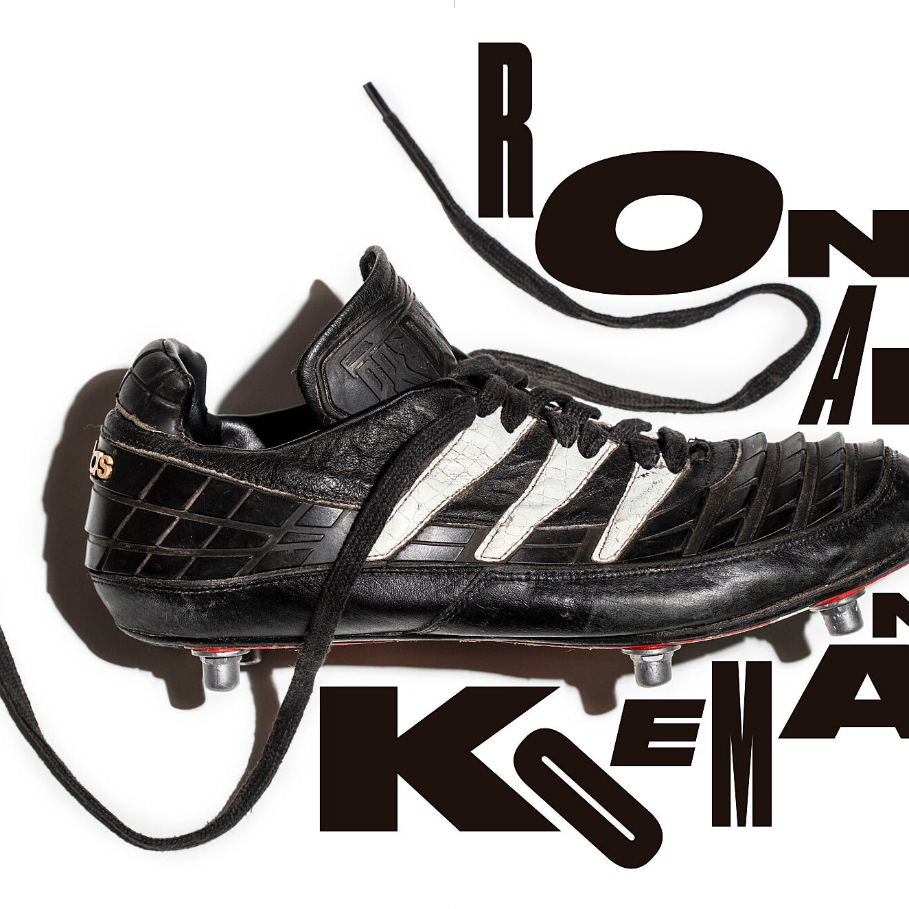 Vista de bota derecha Predator de 1994. Tipografía del diseñador canadiense Tom Brown.