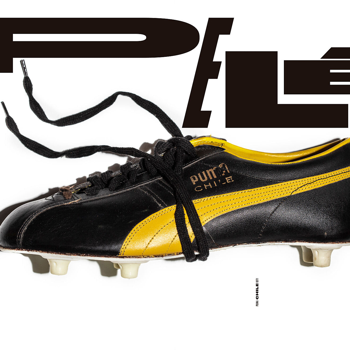 Fotografía de la bota izquierda PUMA Chile de 1971 con tipografía creada por el diseñador canadiense Tom Brown.