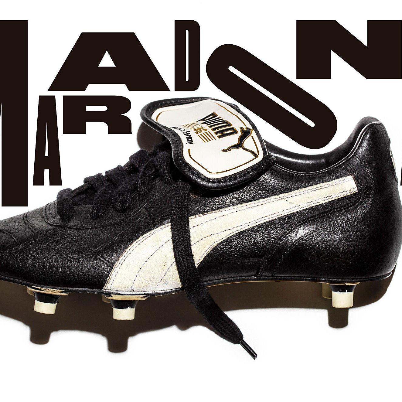 Fotografía de una bota izquierda Puma KING Super de 1989. Tipografía del diseñador canadiense Tom Brown.
