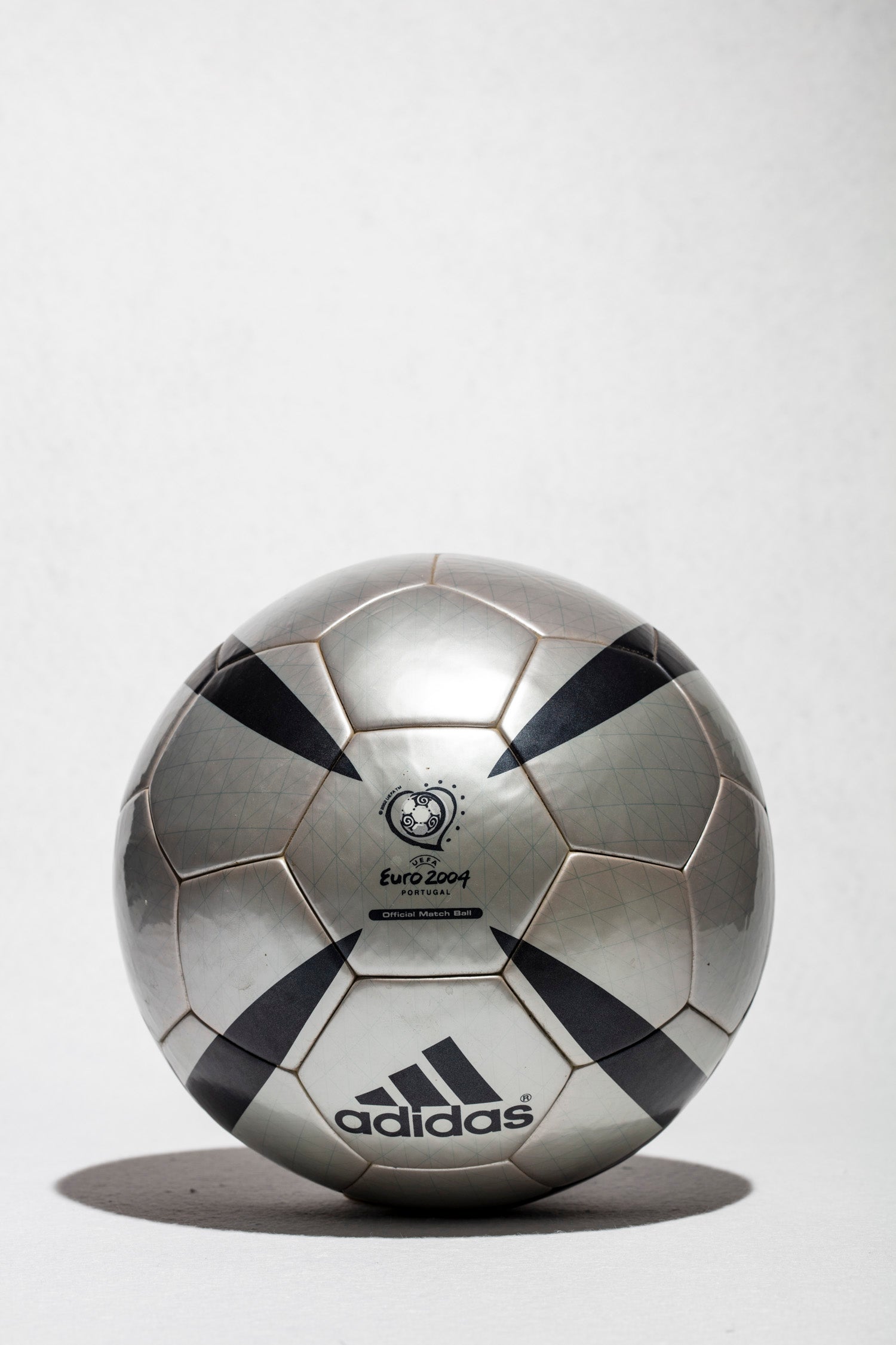 Vista frontal del balón Roteiro. Oficial de la Euro 2004 de Portugal