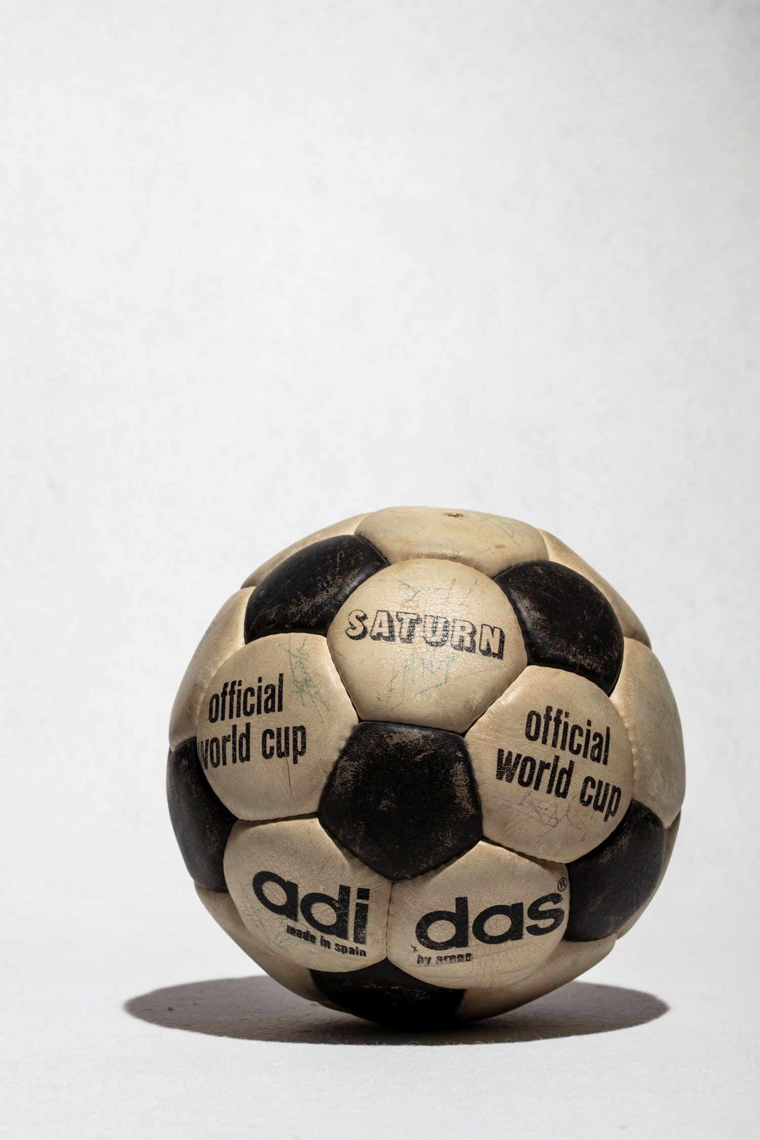 Vista principal del balón oficial adidas Saturn con inscripción by arena y made in spain.