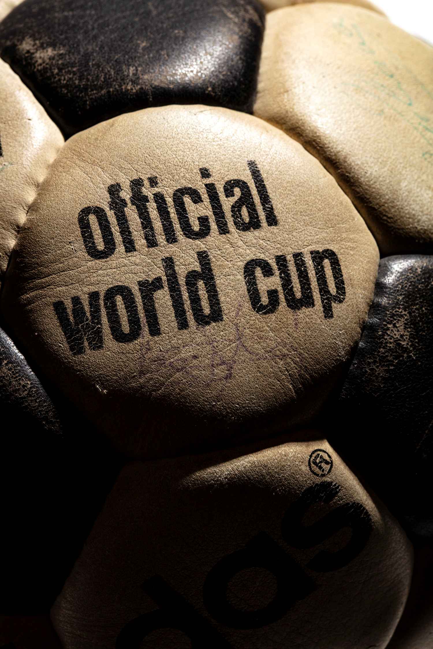 Detalle del otro hexágono con la inscripción official world cup del balón Saturn
