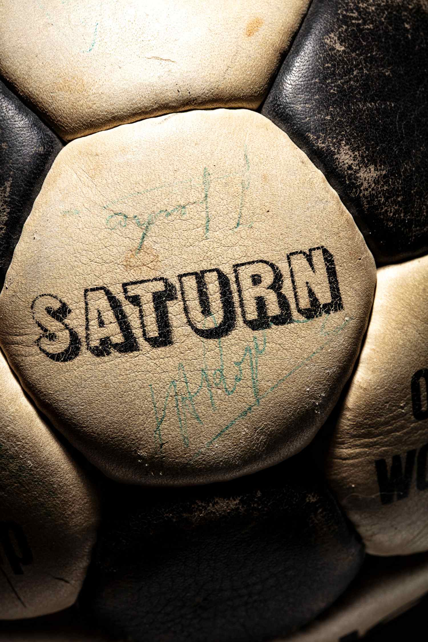 Fotografía de la inscripción del modelo Saturn, en hexágono frontal.