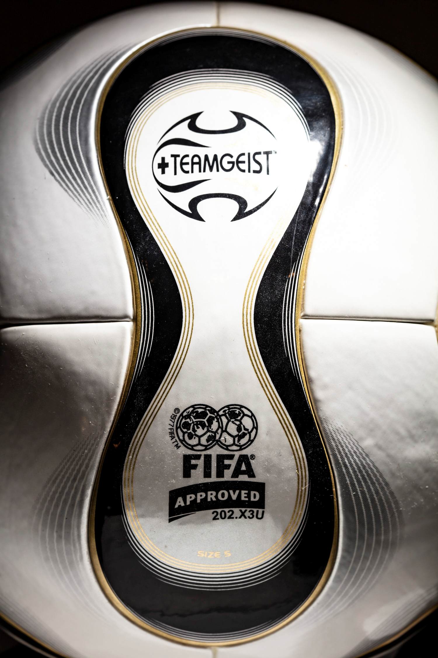 Vista frontal del modelo y sello FIFA Approved con código 202.X3U