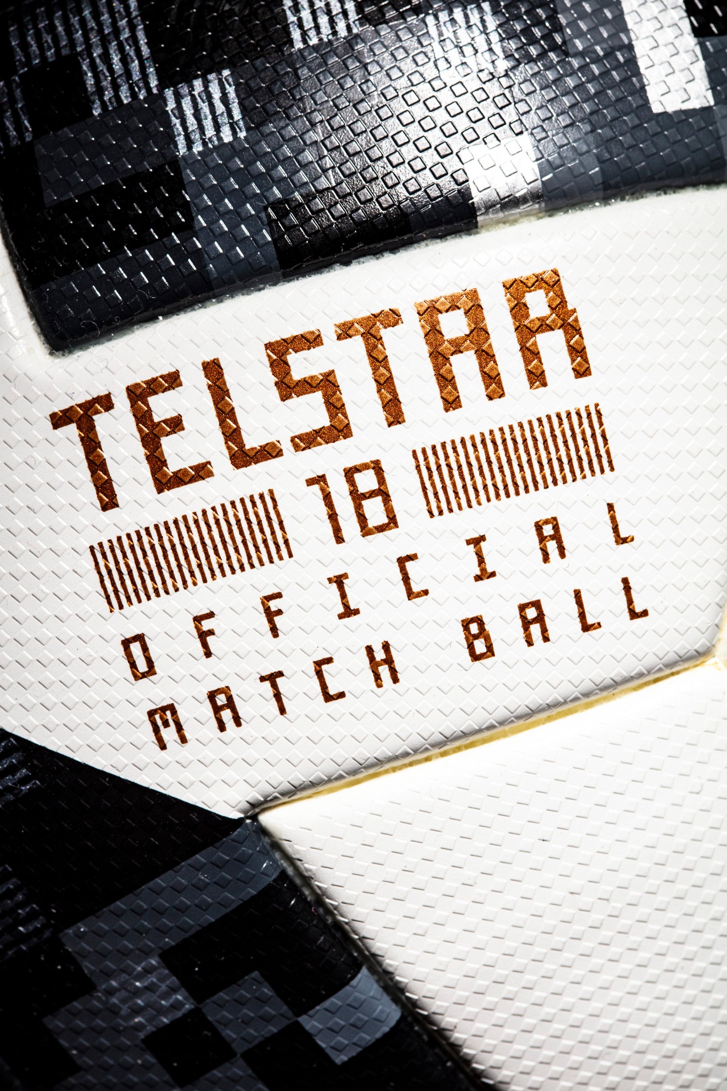 Vistal del modelo Telstar 18 con serigrafía en color dorado