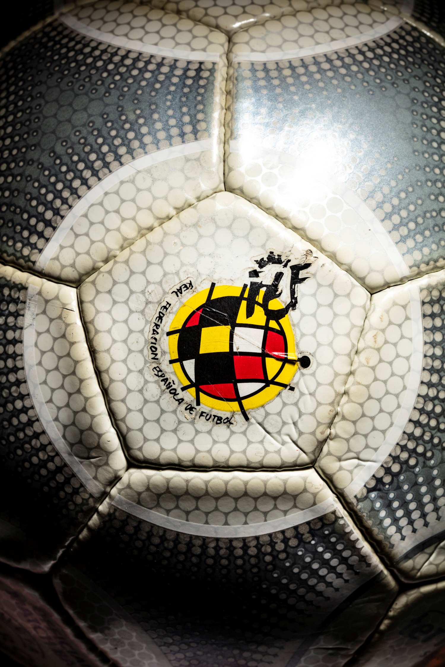 Logo Real Federación Española de Fútbol. Balón oficial de la Supercopa de España y Copa del Rey del 2001 y 2002