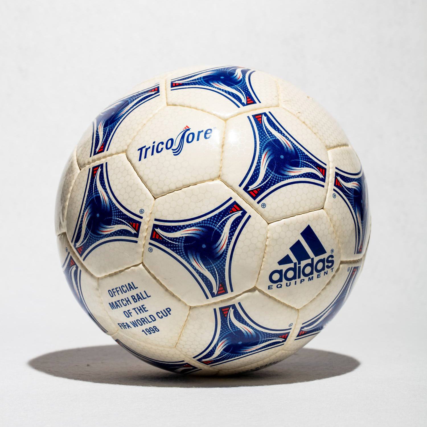 Vista principal balón Tricolore y logo adidas Equipment