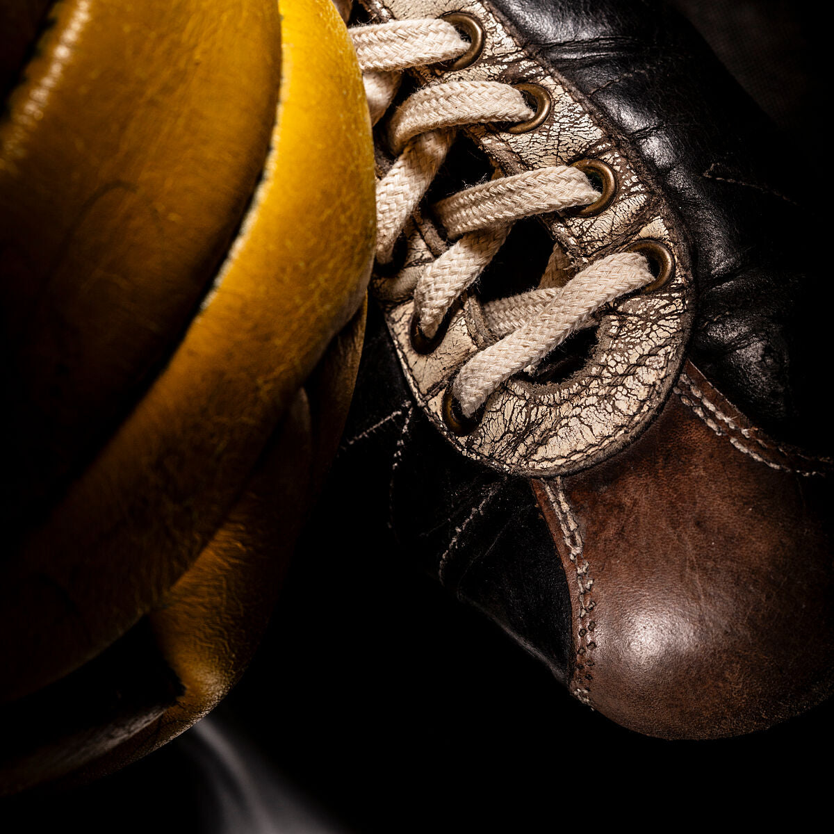Bota derecha adidas Nylon de 1957 golpeando un balón Invito.