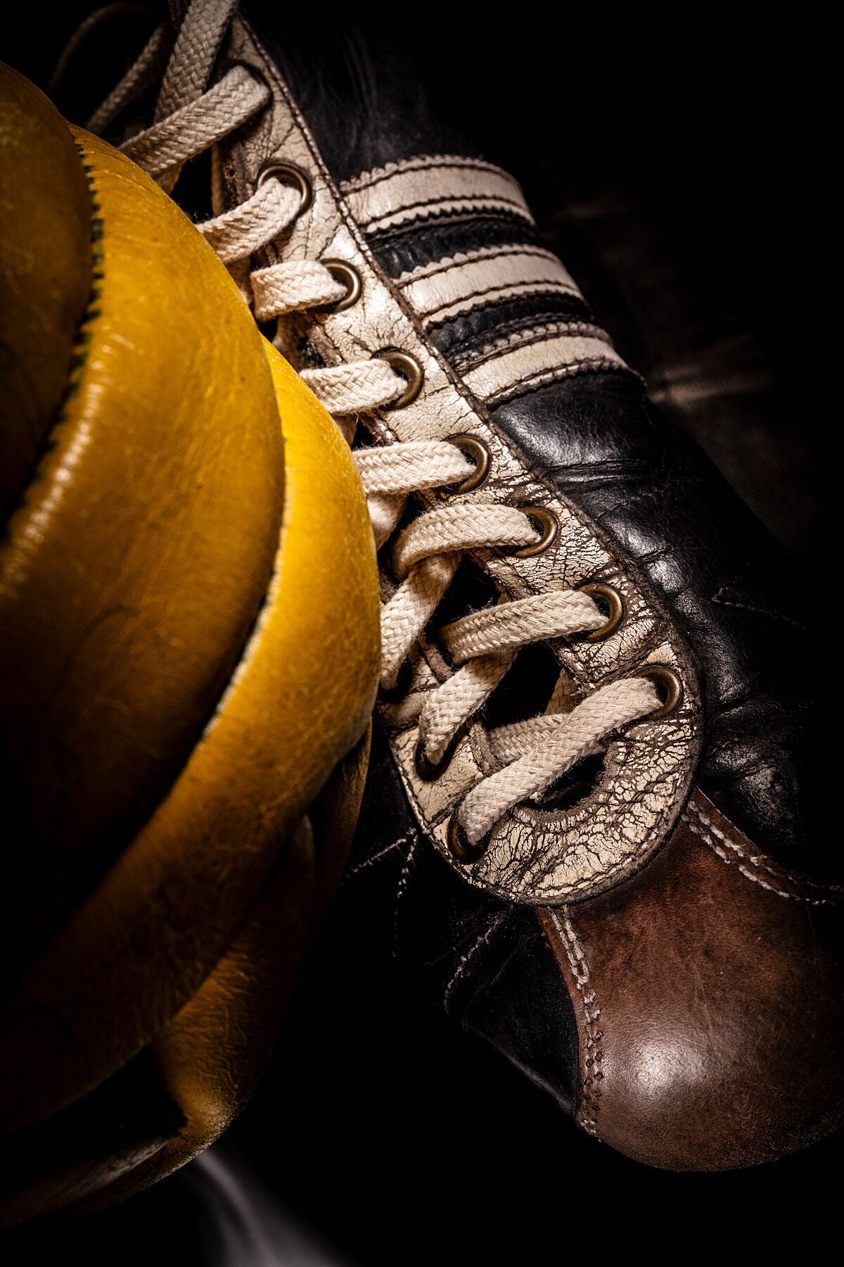 Bota derecha adidas Nylon de 1957 golpeando un balón Invito.