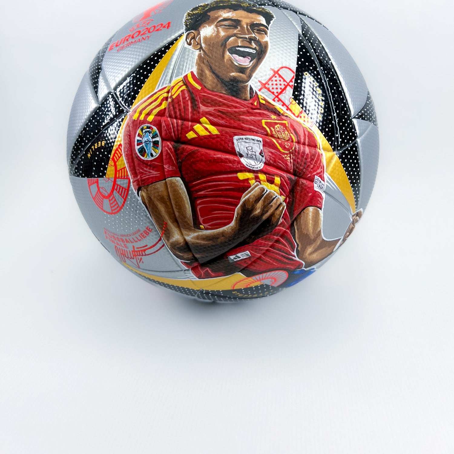Retrato de Lamine Yamal pintado a mano con acrílico sobre el balón de la Final de la Eurocopa 2024, el adidas Fussballliebe Finale.