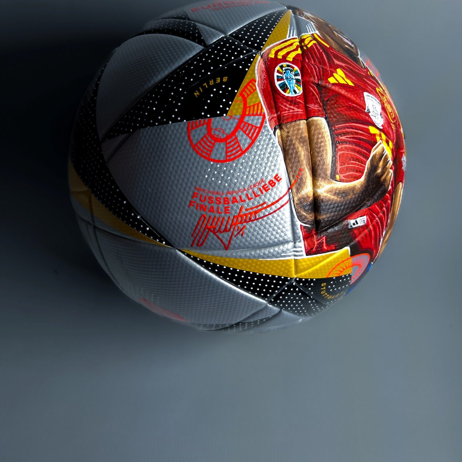 Retrato de Lamine Yamal pintado a mano con acrílico sobre el balón de la Final de la Eurocopa 2024, el adidas Fussballliebe Finale.