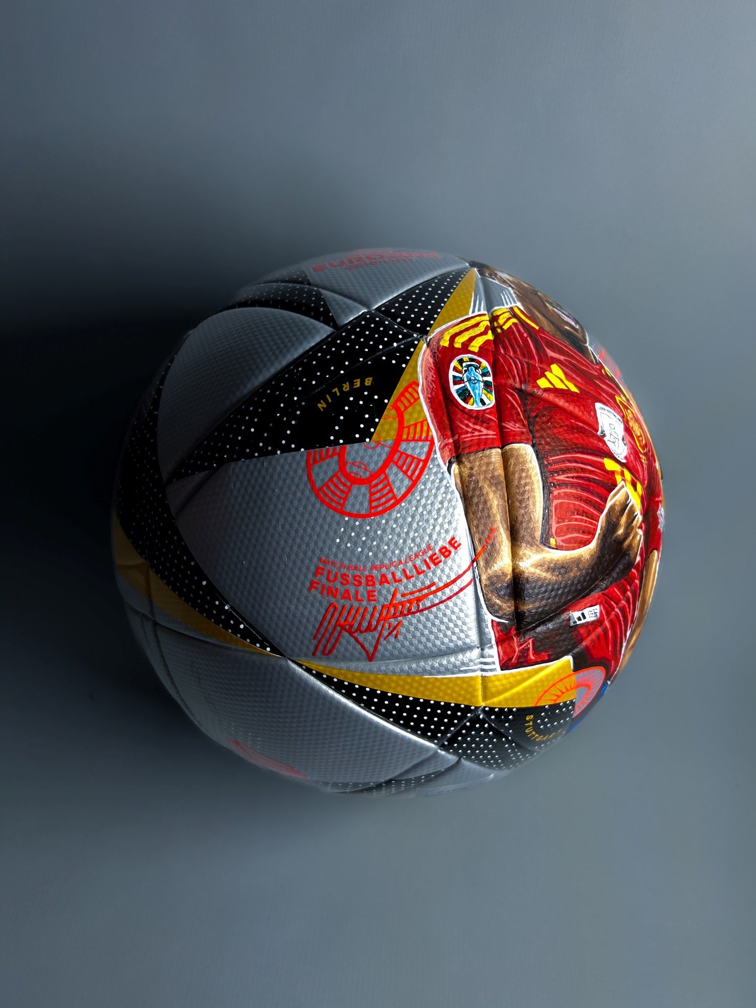 Retrato de Lamine Yamal pintado a mano con acrílico sobre el balón de la Final de la Eurocopa 2024, el adidas Fussballliebe Finale.